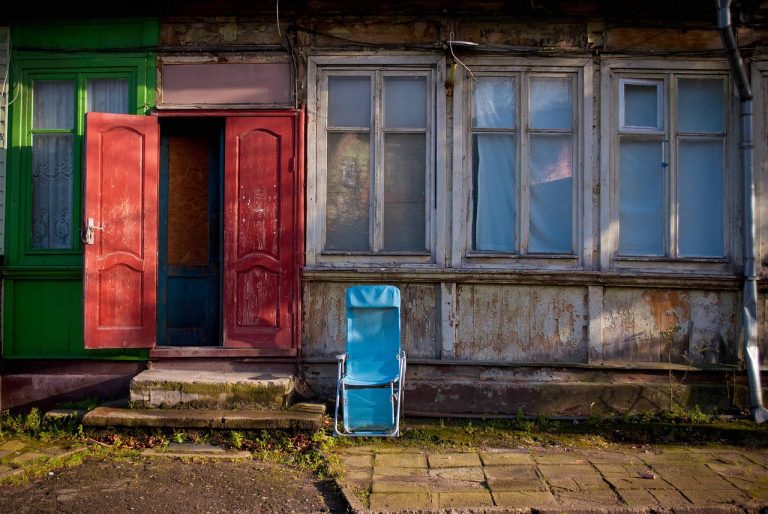 cu ce se lipeste tapetul de hartie