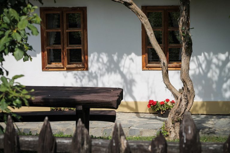 cat rezista o casa din chirpici