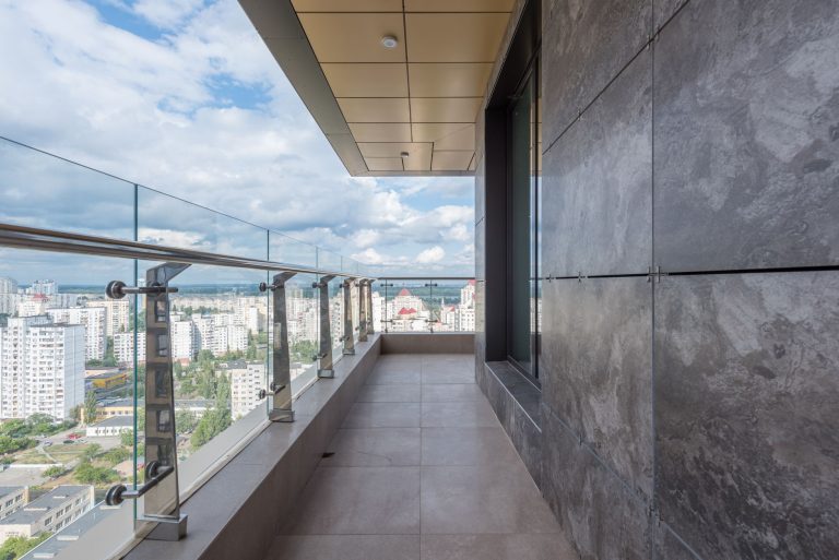 Cum imi dau seama daca balustradele din sticla sunt montate corect?