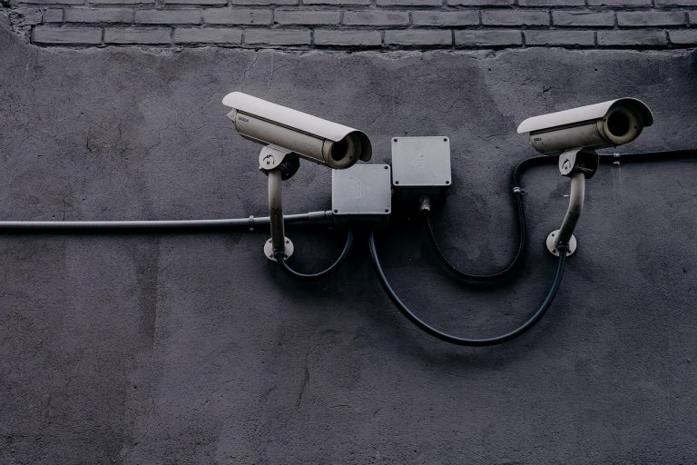 la ce distanta de casa vecinului se monteaza camera de supraveghere